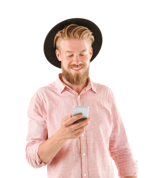 Joven hipster hombre usando teléfono inteligente sobre fondo blanco —  Fotos de Stock