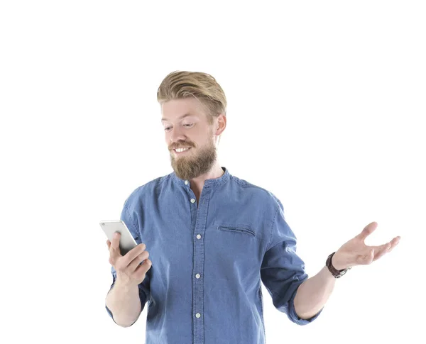 Beyaz arka plan üzerinde akıllı telefon kullanan genç hipster adam — Stok fotoğraf