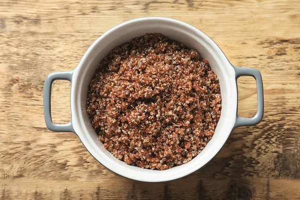 Pot avec grains de quinoa bouillis — Photo