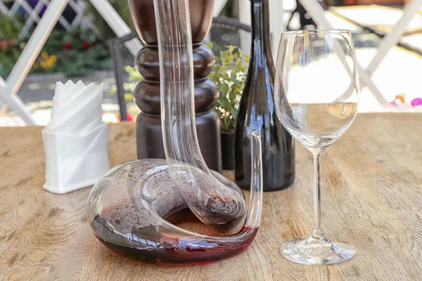 桌上的玻璃和葡萄酒滗水器 — 图库照片