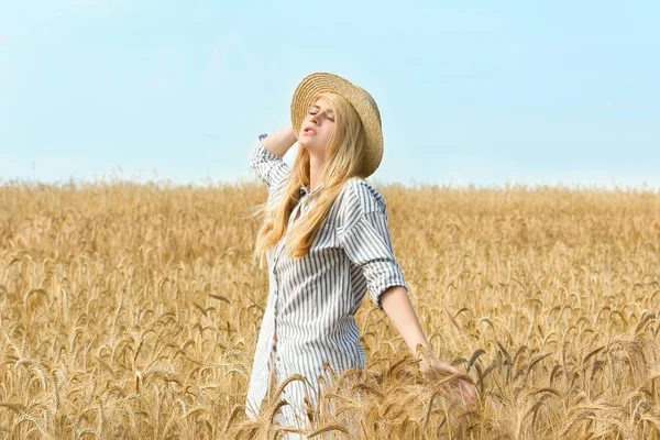 밀 밭의 젊은 여자 — 스톡 사진