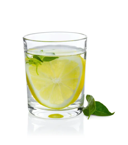 白で隔離のガラスのレモンとバジルの水 — ストック写真
