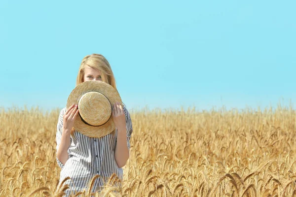 Jeune femme dans le champ de blé — Photo