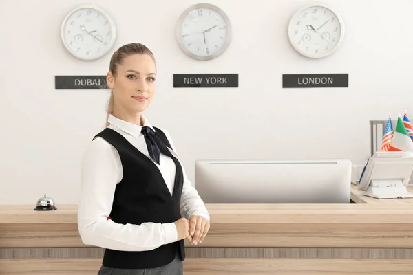 Recepcionista femenina en el lugar de trabajo — Foto de Stock