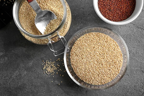 Tál és a quinoa magokat asztalon korsó — Stock Fotó