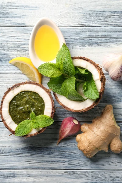 Hindistan cevizi chutney nane sosu tablo ile yarısı