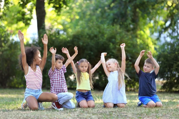 Gruppo di bambini che giocano nel parco — Foto Stock