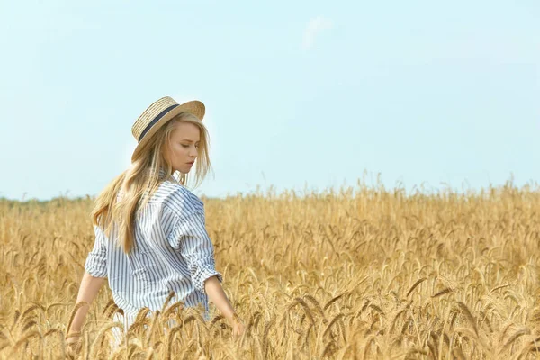 Young woman in wheat field — Stock Photo, Image