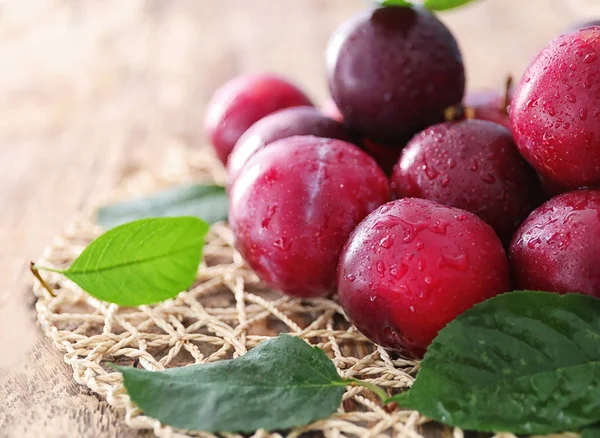 Fresh ripe plums — Stock Photo, Image