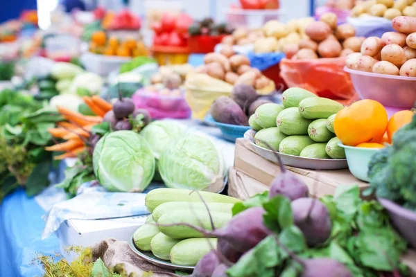 Асортимент свіжих овочів на ринку — стокове фото