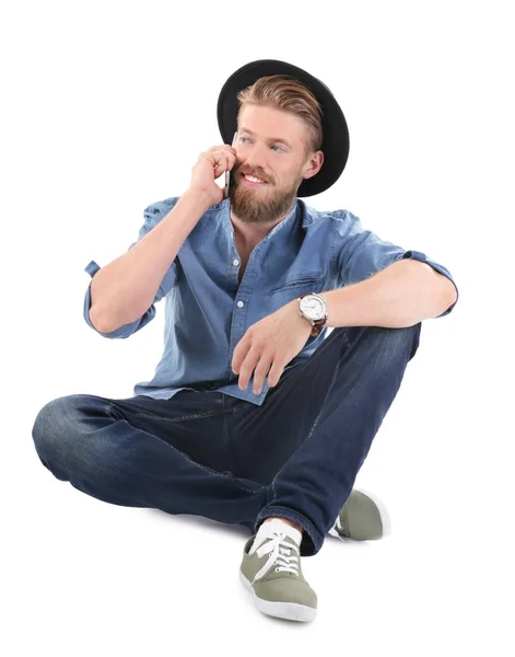 Jovem hipster homem falando no telefone contra fundo branco — Fotografia de Stock