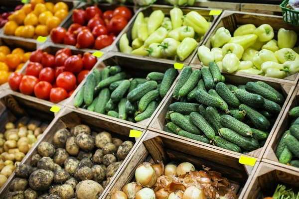 各种各样的新鲜蔬菜在市场 — 图库照片