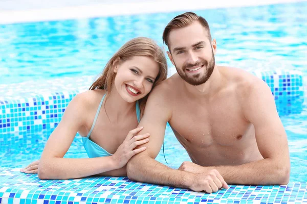 Paar im Schwimmbad — Stockfoto