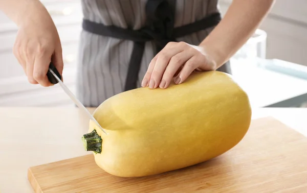 Mujer cortando espaguetis squash a bordo en la cocina — Foto de Stock