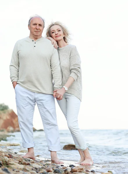 Felice coppia anziana in mare — Foto Stock
