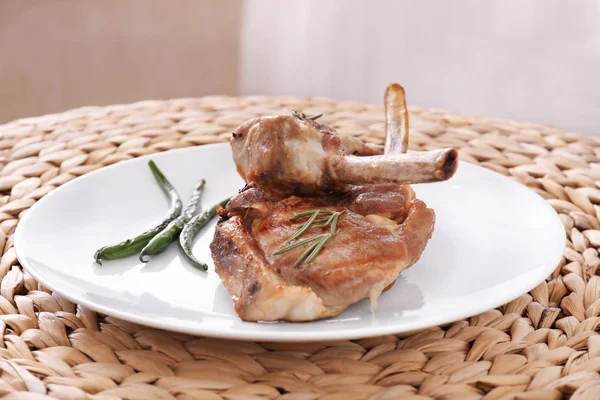 Plaat met heerlijke ribben op rieten mat — Stockfoto