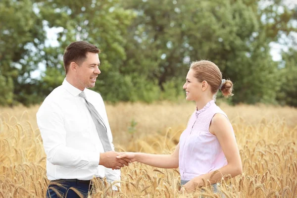 Buğday alanında iki Ziraat