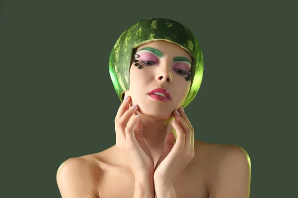 Kvinna med vattenmelon hjälm — Stockfoto