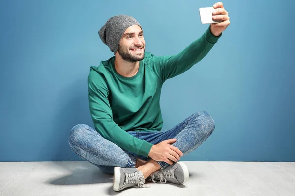 Νεαρός άνδρας λαμβάνοντας selfie — Φωτογραφία Αρχείου