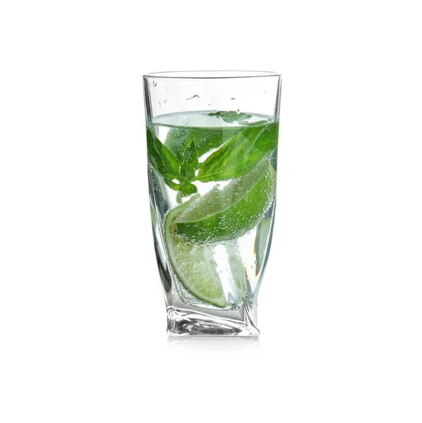 Bicchiere di acqua di basilico con calce, isolato su bianco — Foto Stock