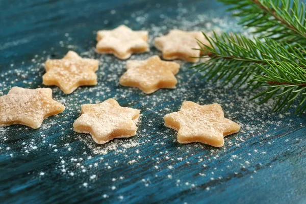 Christmas sammansättning med raw cookies och fir trädgren på mörk bakgrund — Stockfoto