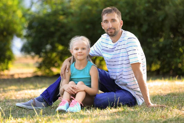 Hombre joven con niña en el parque — Foto de Stock