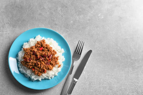 Chili con carne pilav ile servis