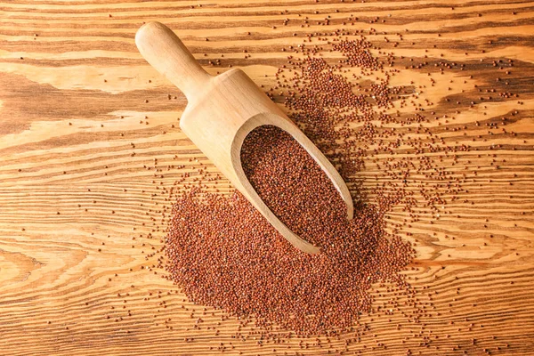 Röd quinoa och scoop — Stockfoto