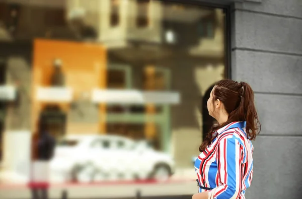 Mujer Con Sobrepeso Vestido Rayas Brillantes Mirando Escaparate Boutique —  Fotos de Stock