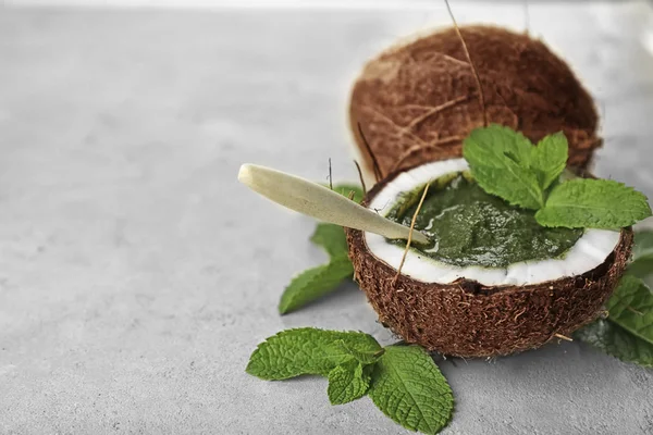 De helft van de kokosnoot met chutney mint saus op tafel — Stockfoto