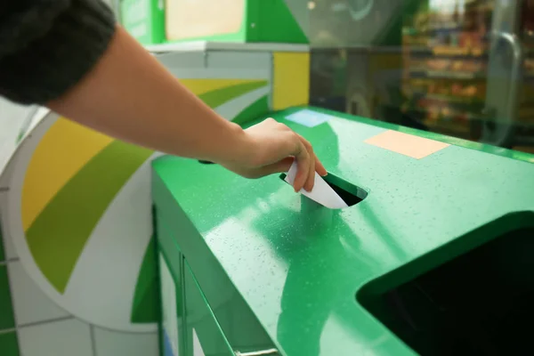 Woman throwing paper into litter bin, closeup — Stock Photo, Image