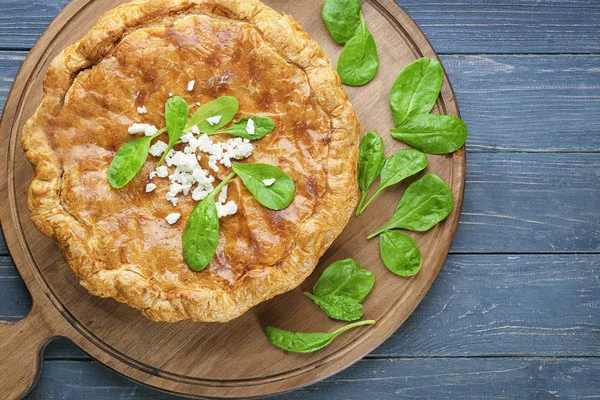 Torta gustosa con spinaci su tavola di legno — Foto Stock