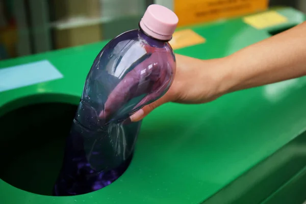 Throwing plastic bottle into litter bin — Stock Photo, Image
