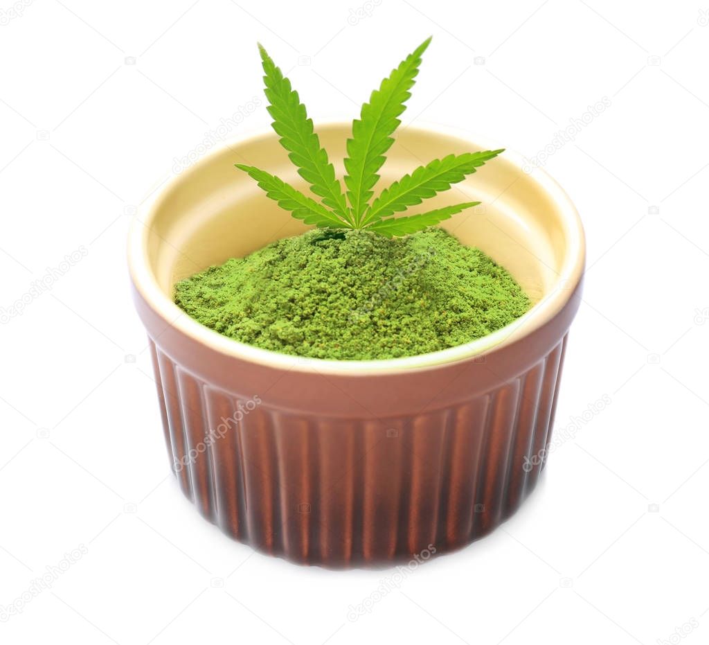 Hemp protein powder with leaf in bowl, isolated on white — Stock Photo