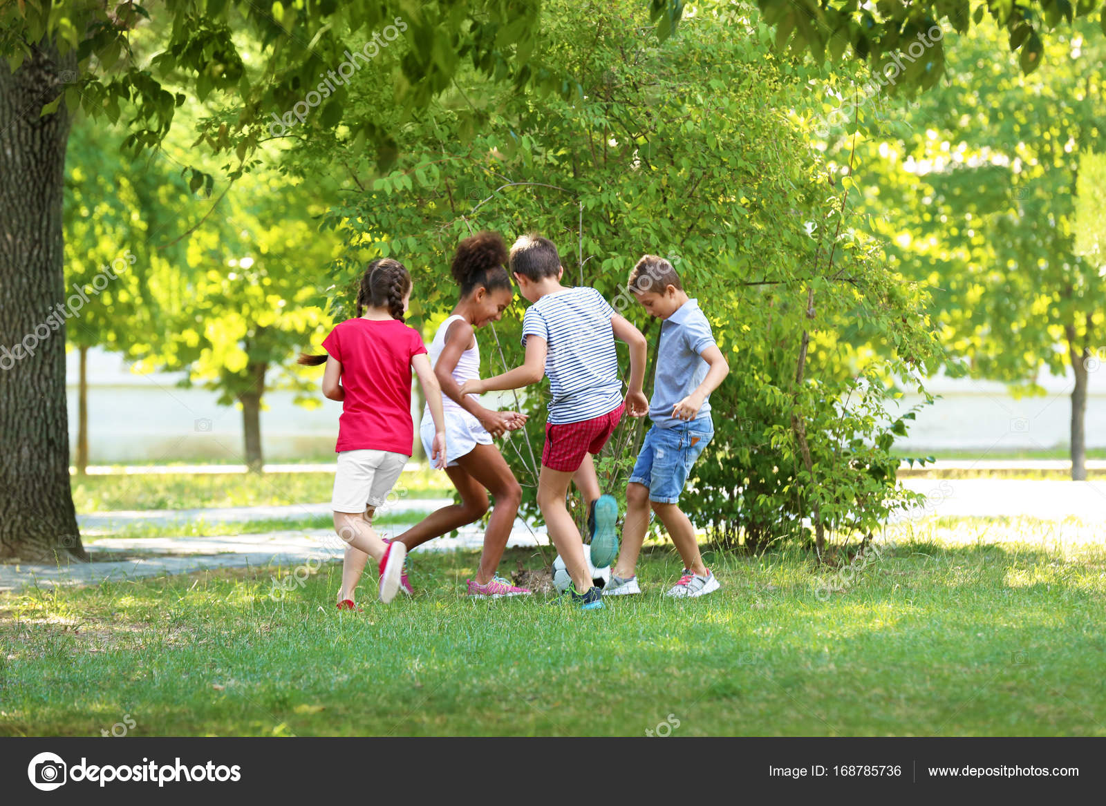 Lindos Niños Jugando Fútbol En El Parque — Foto De Stock © Belchonock