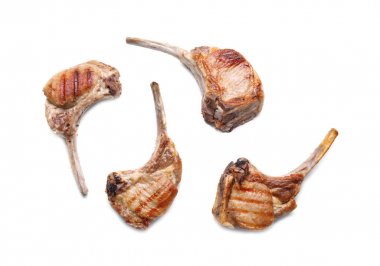 Beyaz arka plan üzerinde lezzetli kaburga