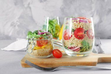 Quinoa ve cam masa üzerinde sebze kompozisyonu