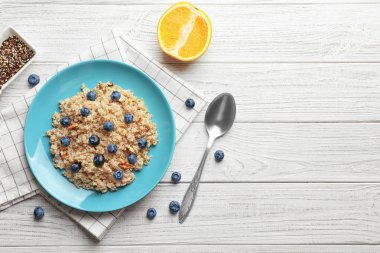 Tatlı bir yaban mersini ve quinoa ile