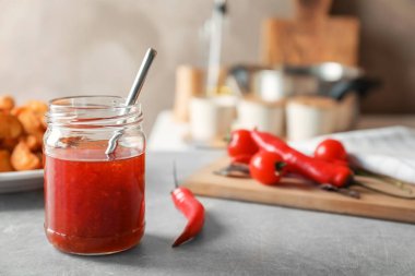 Cam Kavanoz chili sos ile