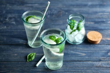 Cam masa üzerinde suda fesleğen