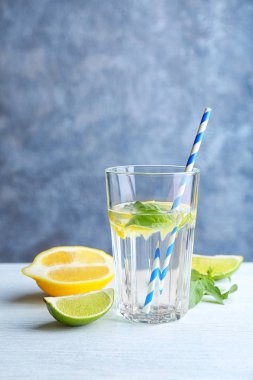 Fesleğen su ve meyve tablo ile cam