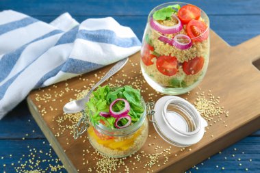 Quinoa ve cam masa üzerinde sebze kompozisyonu