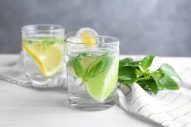 Cam masa üzerinde suda fesleğen