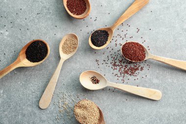 Siyah, beyaz ve kırmızı quinoa ile tahta kaşıklar