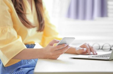 Evde çalışan genç bir kadın.