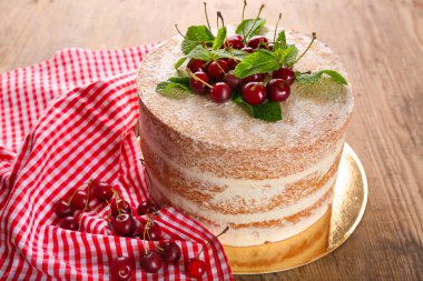 kek kiraz ile dekore edilmiş 