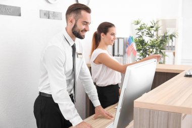 İşyerinde iki otel resepsiyonist