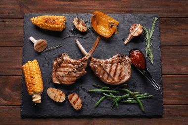 Lezzetli kaburga ve sebze kayrak plaka üzerinde