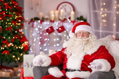 Otantik Noel Baba koltuk odasında otururken Noel için dekore edilmiştir.