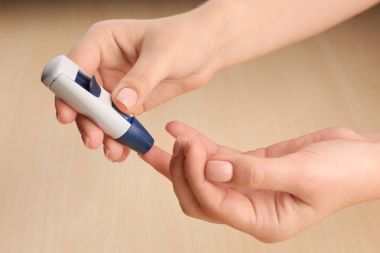 Kadının elleri mazgal kalem kullanarak arka plan ışık. Diyabet kavramı